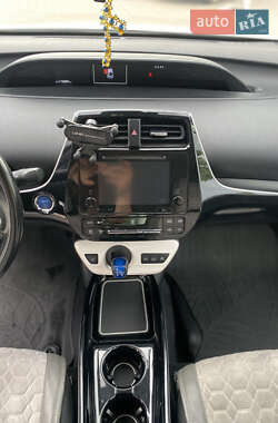 Хэтчбек Toyota Prius 2017 в 