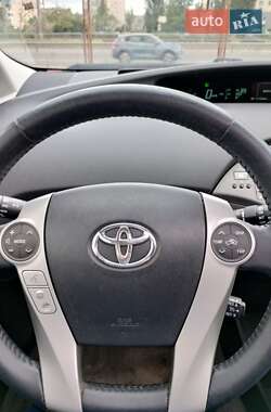 Хэтчбек Toyota Prius 2014 в 