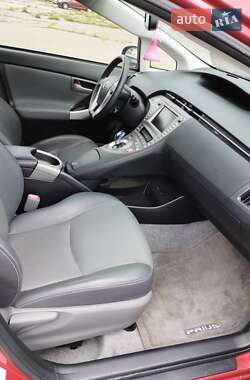 Хэтчбек Toyota Prius 2014 в 