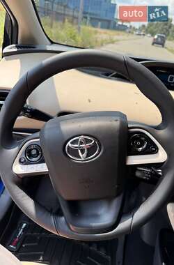 Хетчбек Toyota Prius 2016 в 
