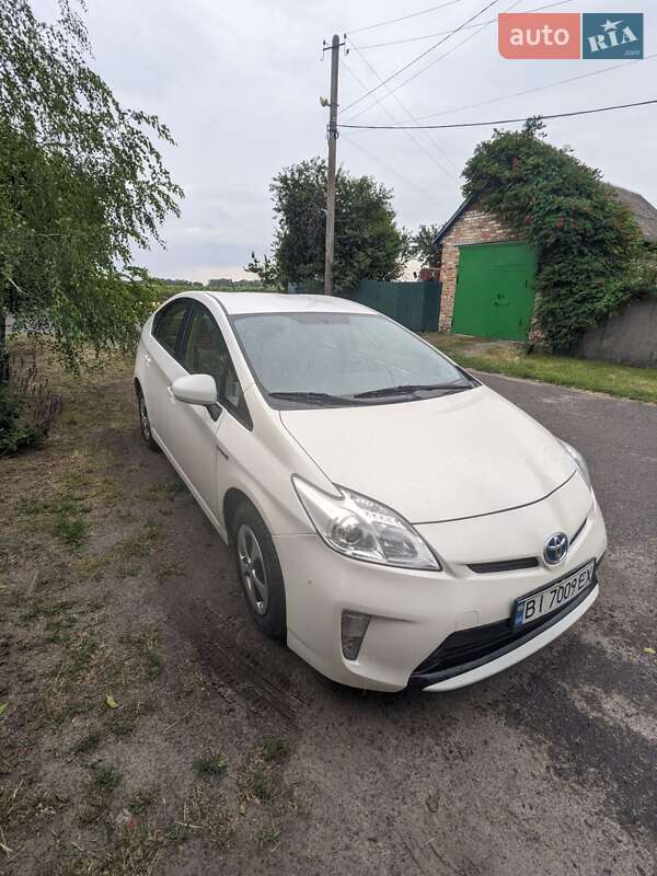 Хэтчбек Toyota Prius 2014 в 