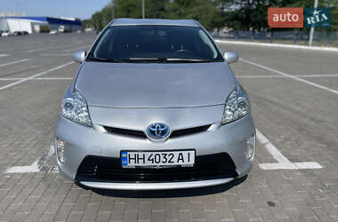 Хэтчбек Toyota Prius 2014 в 