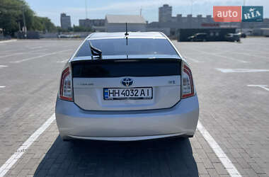 Хэтчбек Toyota Prius 2014 в 