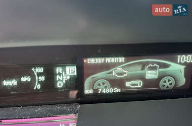 Хэтчбек Toyota Prius 2014 в 