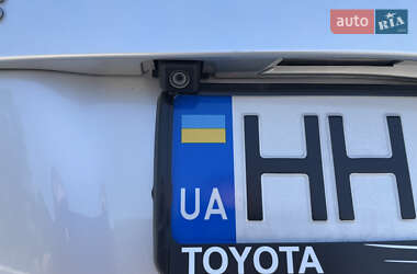 Хэтчбек Toyota Prius 2014 в 