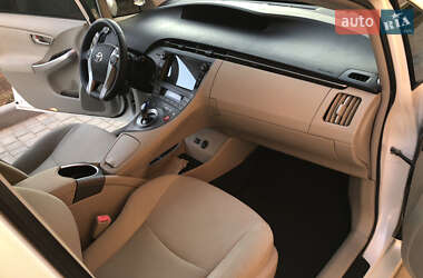 Хэтчбек Toyota Prius 2012 в 