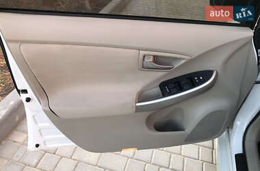 Хэтчбек Toyota Prius 2012 в 