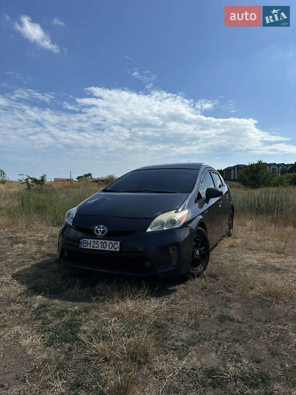 Хэтчбек Toyota Prius 2013 в 
