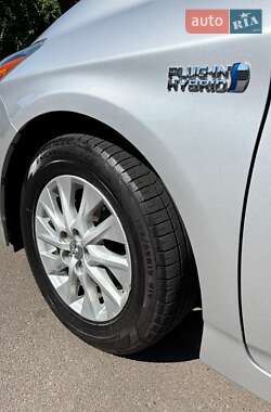 Хэтчбек Toyota Prius 2013 в 