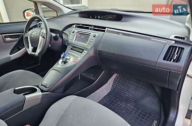 Хэтчбек Toyota Prius 2014 в 
