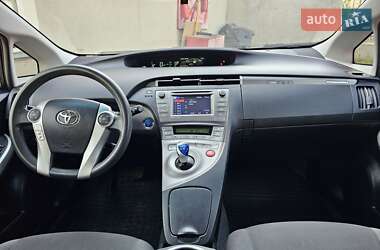 Хэтчбек Toyota Prius 2014 в 