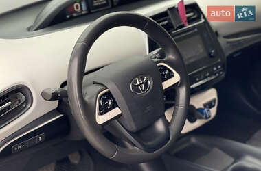 Хэтчбек Toyota Prius 2016 в 