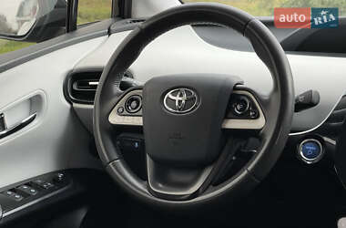 Хэтчбек Toyota Prius 2016 в 