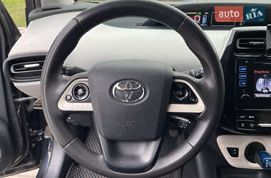 Хэтчбек Toyota Prius 2016 в 