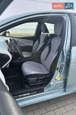 Хэтчбек Toyota Prius 2019 в 
