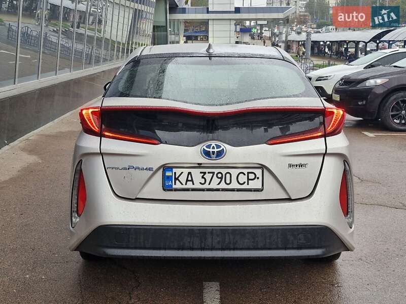 Хетчбек Toyota Prius 2017 в Києві