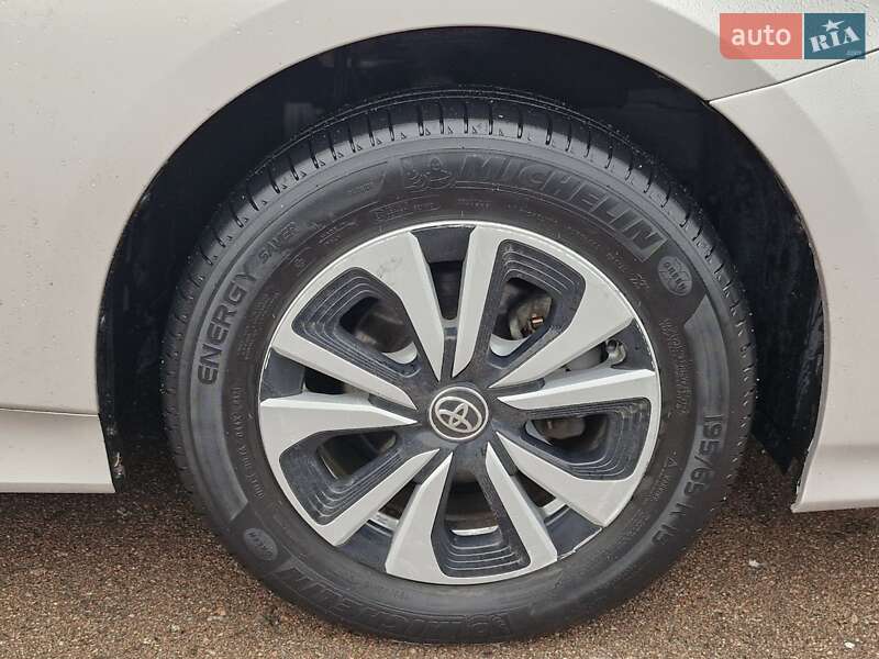 Хетчбек Toyota Prius 2017 в Києві
