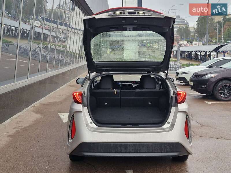 Хетчбек Toyota Prius 2017 в Києві