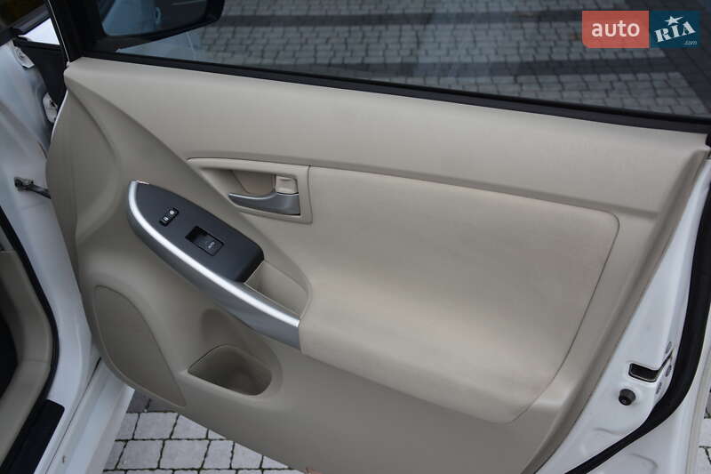 Хэтчбек Toyota Prius 2013 в Киеве