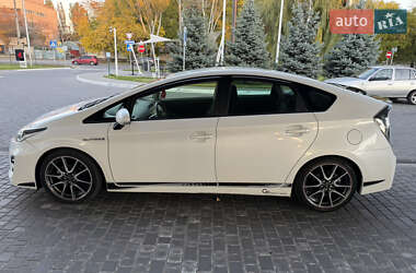Хэтчбек Toyota Prius 2014 в 