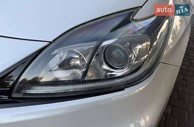 Хэтчбек Toyota Prius 2014 в 