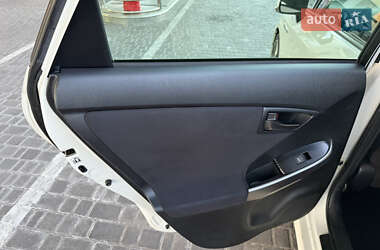 Хэтчбек Toyota Prius 2014 в 