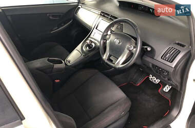 Хэтчбек Toyota Prius 2014 в 