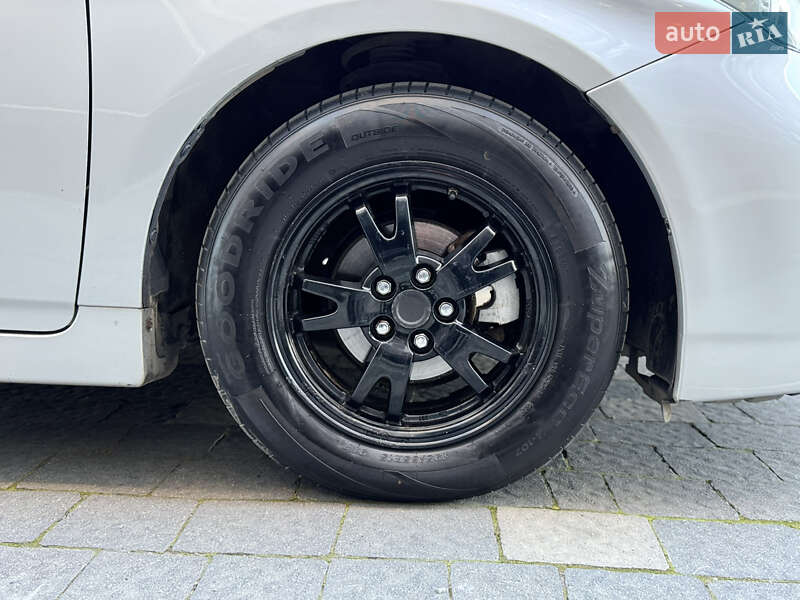 Хэтчбек Toyota Prius 2012 в Ивано-Франковске