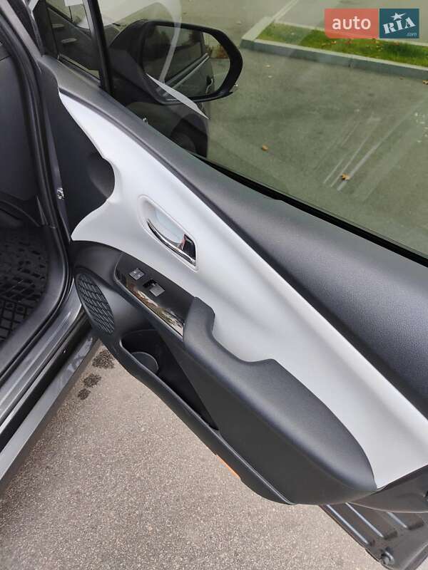 Хетчбек Toyota Prius 2022 в Дніпрі