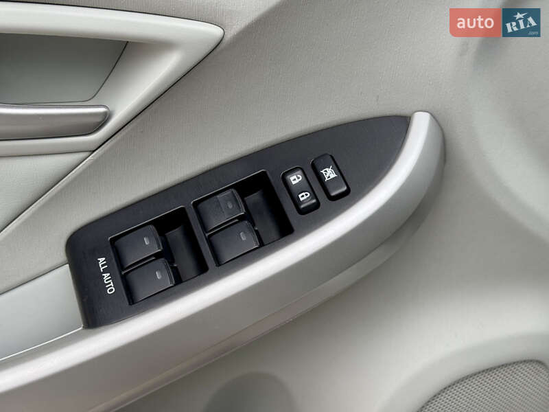 Хэтчбек Toyota Prius 2012 в Киеве