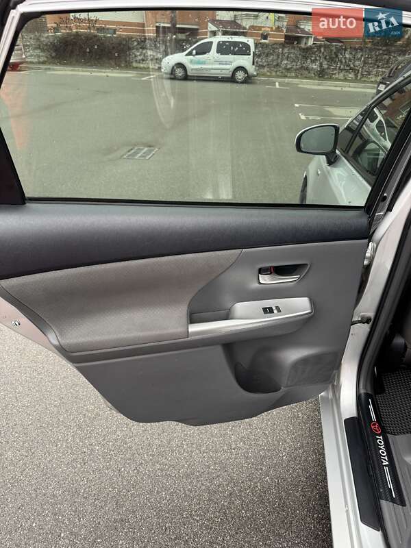 Хэтчбек Toyota Prius 2013 в Софиевской Борщаговке