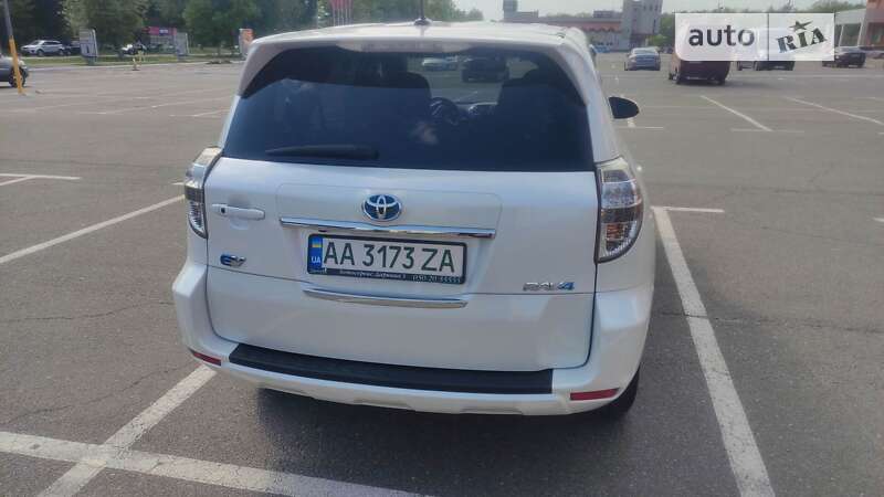 Внедорожник / Кроссовер Toyota RAV4 EV 2013 в Киеве