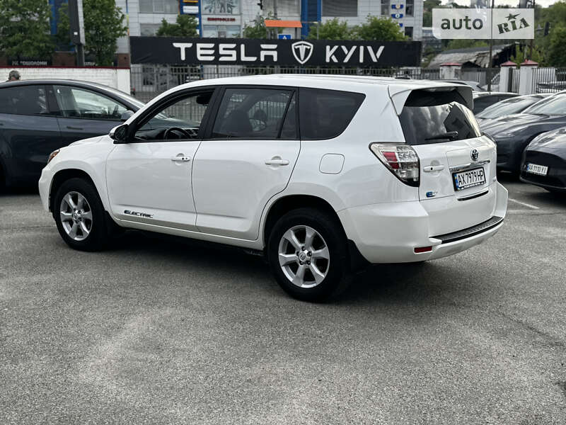 Позашляховик / Кросовер Toyota RAV4 EV 2013 в Києві