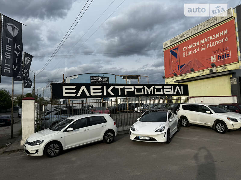 Позашляховик / Кросовер Toyota RAV4 EV 2013 в Києві
