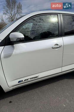 Внедорожник / Кроссовер Toyota RAV4 EV 2013 в 