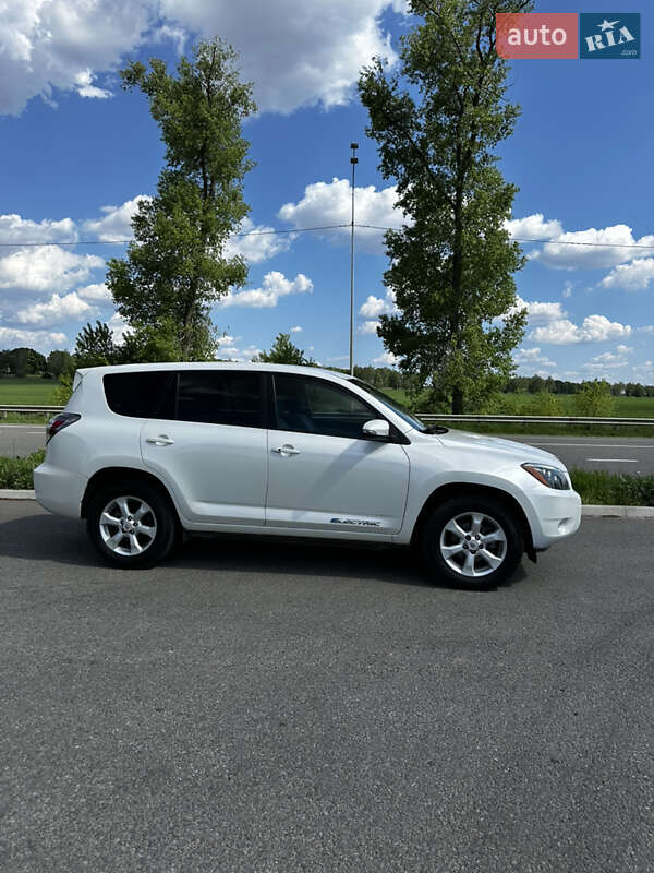 Внедорожник / Кроссовер Toyota RAV4 EV 2013 в Ромнах
