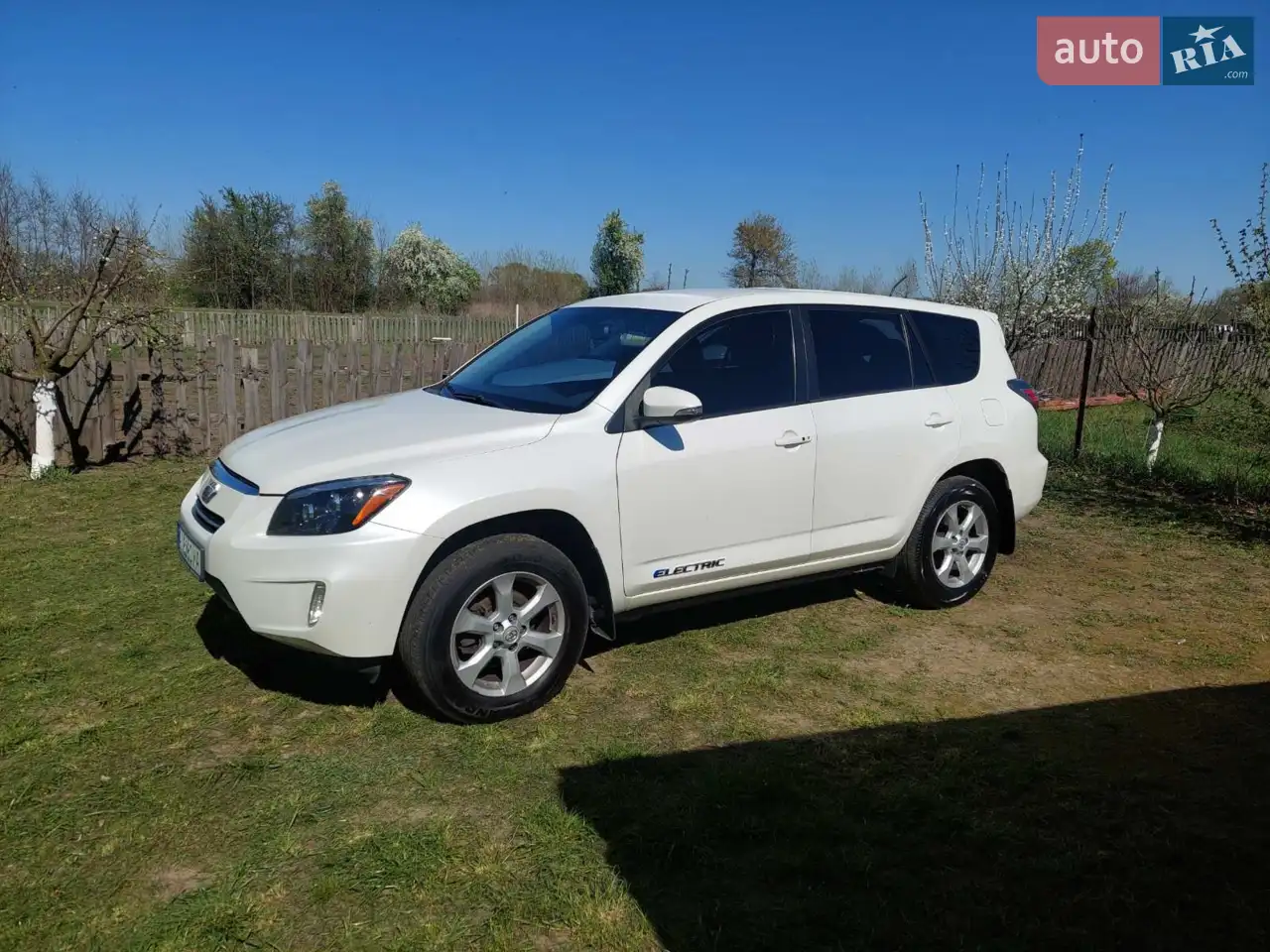 Toyota rav 4 ev 2014 рік,комплектація limited( шкіра і багато плюшек), помилок по авто нема,реально на заряді проїзжає 180 км,без дтп,майже нова гума,новий 12 ти вольтовий акумулятор,клімат працює .в комплекті зарядка від звичайної резетки.