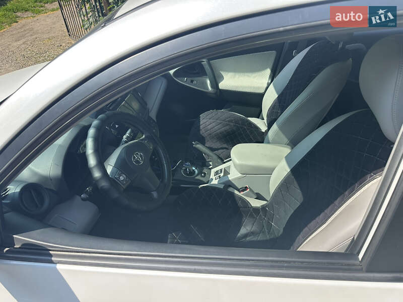 Позашляховик / Кросовер Toyota RAV4 EV 2012 в Чернівцях