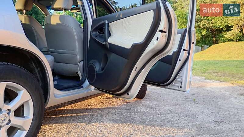 Позашляховик / Кросовер Toyota RAV4 EV 2012 в Києві