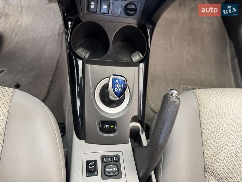 Внедорожник / Кроссовер Toyota RAV4 EV 2013 в Киеве