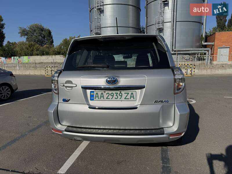 Внедорожник / Кроссовер Toyota RAV4 EV 2013 в Киеве