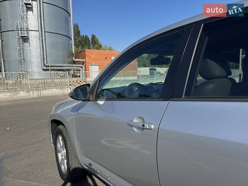 Внедорожник / Кроссовер Toyota RAV4 EV 2013 в Киеве