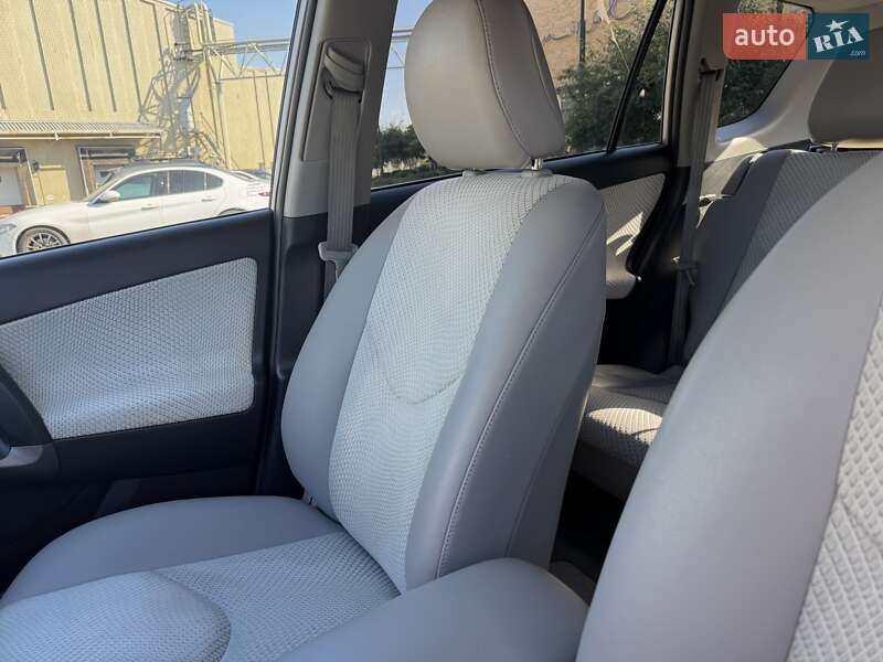 Внедорожник / Кроссовер Toyota RAV4 EV 2013 в Киеве