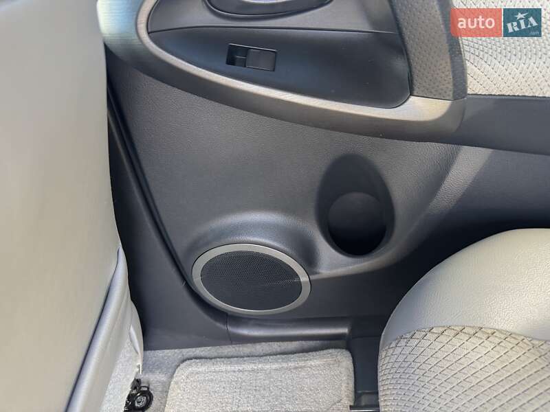 Внедорожник / Кроссовер Toyota RAV4 EV 2013 в Киеве