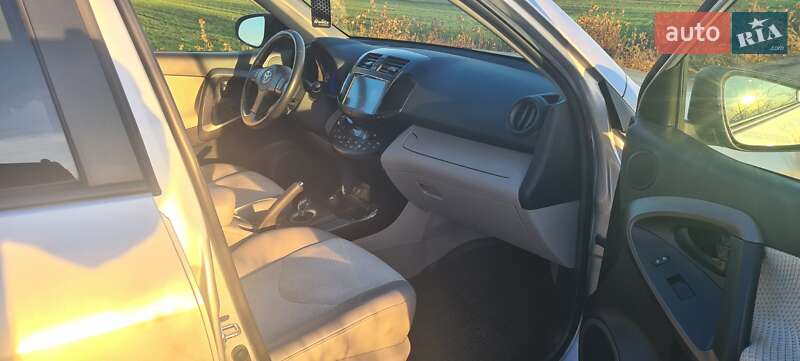 Позашляховик / Кросовер Toyota RAV4 EV 2014 в Нововолинську фото 33 Позашляховик / Кросовер Toyota RAV4 EV 2014 в Нововолинську