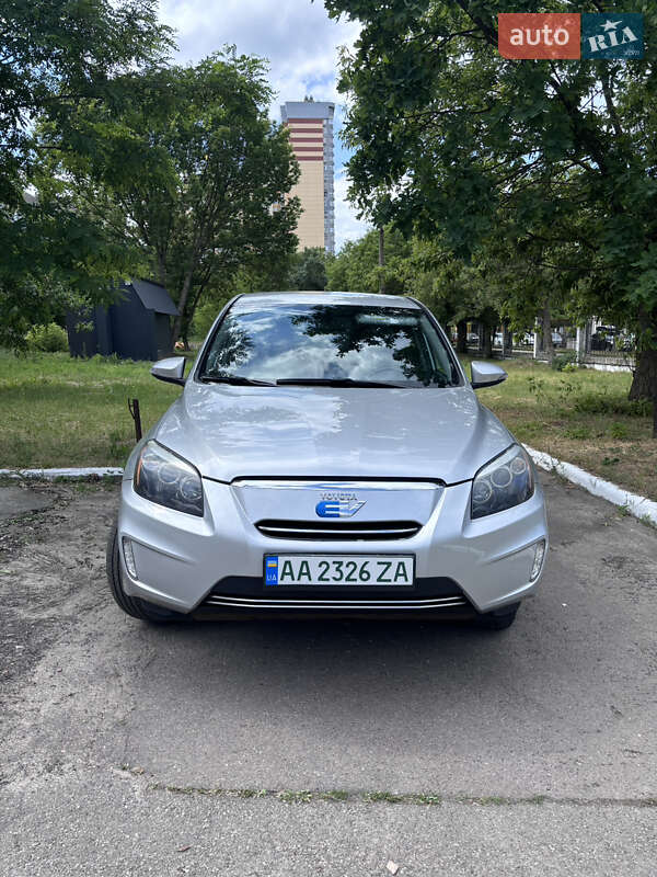 Внедорожник / Кроссовер Toyota RAV4 EV 2014 в Киеве