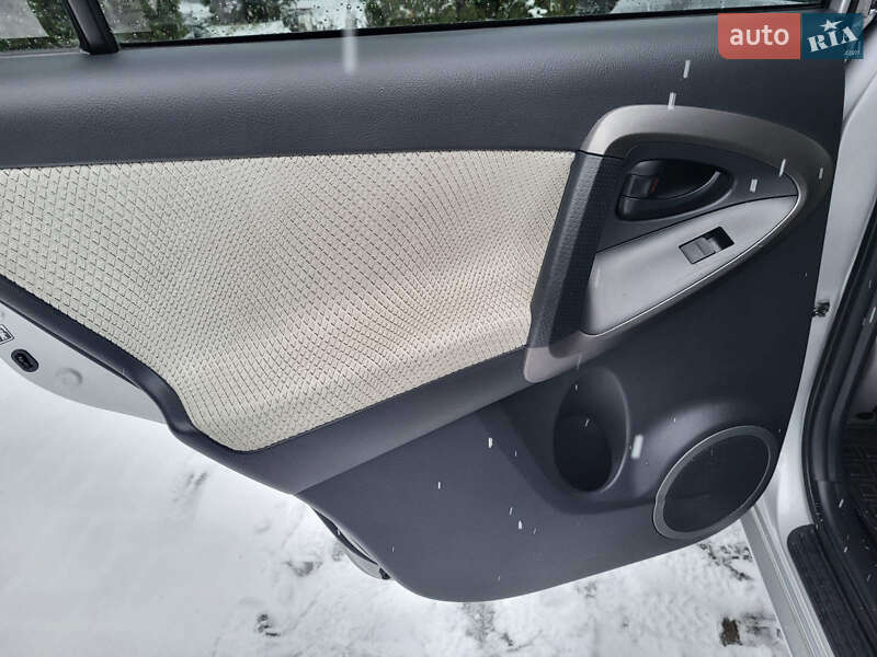 Позашляховик / Кросовер Toyota RAV4 EV 2014 в Черкасах фото 57 Позашляховик / Кросовер Toyota RAV4 EV 2014 в Черкасах