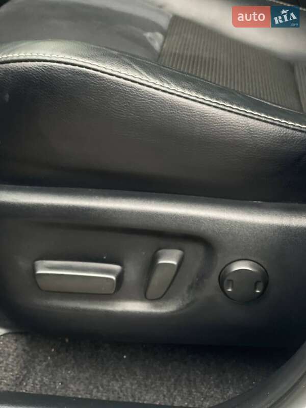 Позашляховик / Кросовер Toyota RAV4 PHEV 2016 в Києві фото 12 Позашляховик / Кросовер Toyota RAV4 PHEV 2016 в Києві