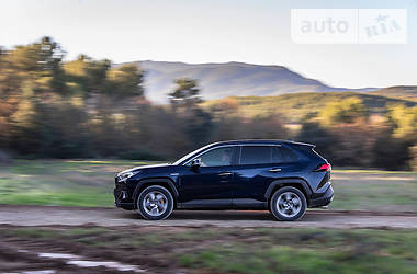 Внедорожник / Кроссовер Toyota RAV4 2019 в Апостолово