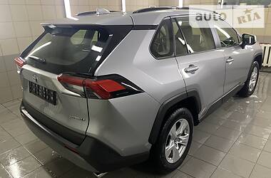 Позашляховик / Кросовер Toyota RAV4 2019 в 
